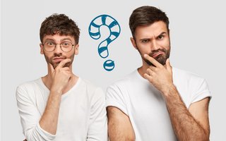 Zwei Männer mit fragenden Gesichtern, zwischen ihnen ein großes, gezeichnetes Fragezeichen.